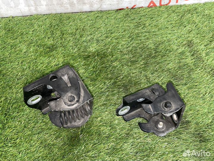 Петли задней левой двери Cadillac Escalade GMT900