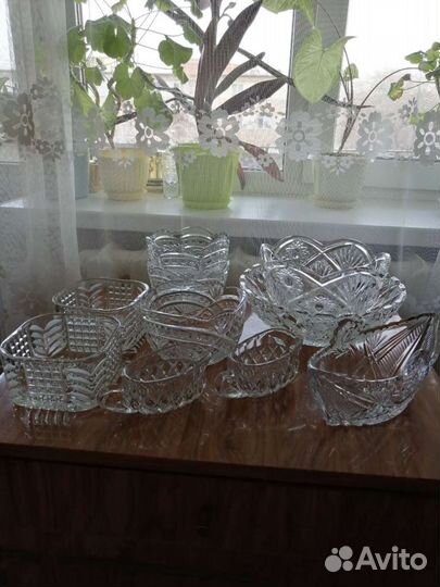 Хрустальные вазы разных размеров и форм
