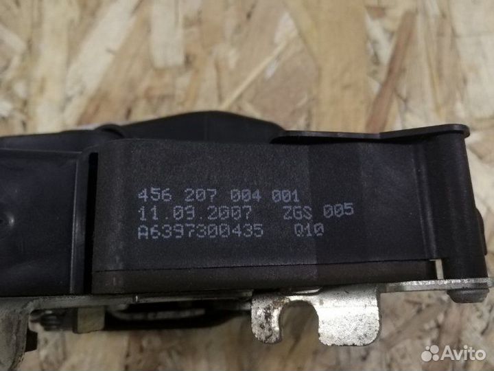 Замок сдвижной двери левый Mercedes Vito 639