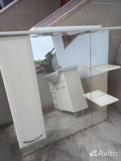 Зеркало и раковина в ванную