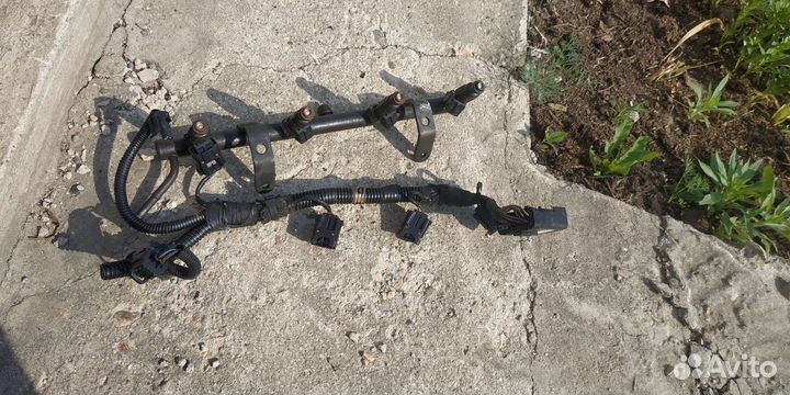 Топливная рейка с форсунками и проводкой