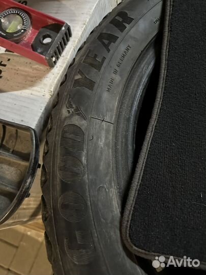 Goodyear UltraGrip 215/55 R17