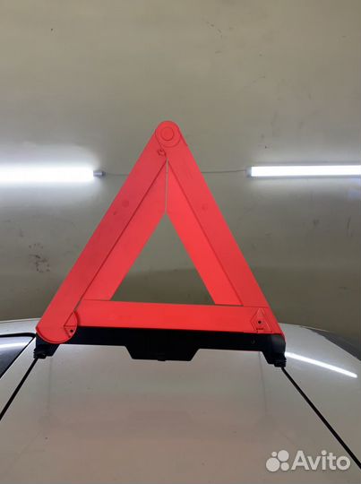 Знак аварийной остановки mercedes