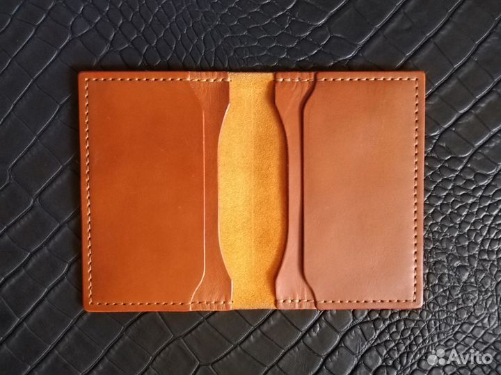 Кожаная обложка на паспорт ручной работы