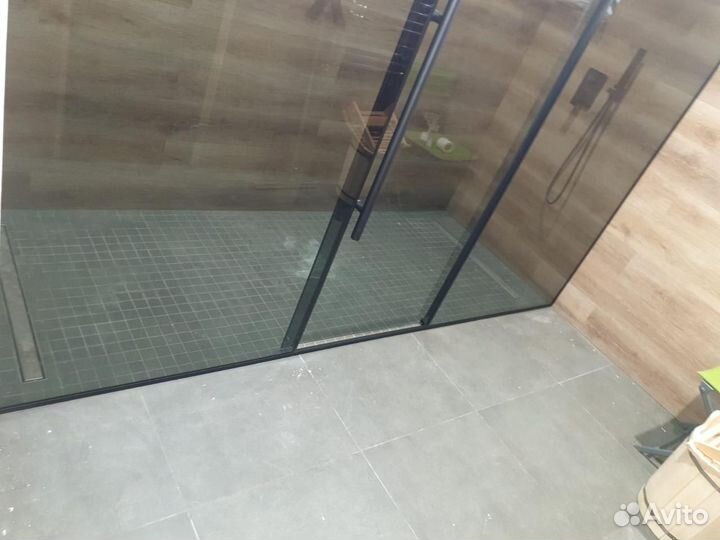 Стеклянные душевые перегородки