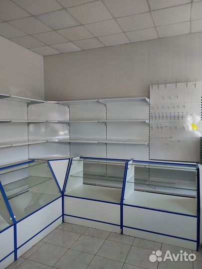 Металлические стеллажи и витрины для магазина