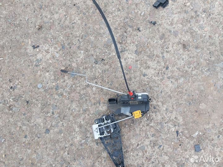 Замок правой двери Опель Астра J GTC купе