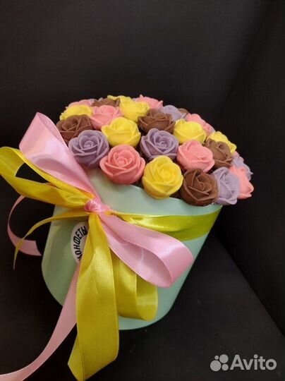 Розы из Белого и Молочного Шоколада - 37 шт