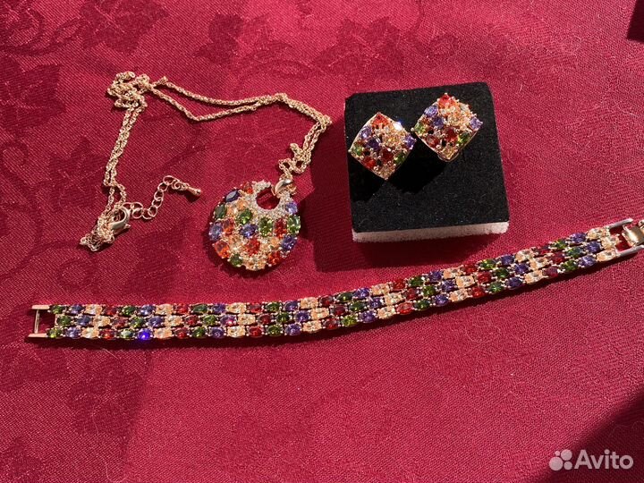Новый комплект бижутерии с фианитами