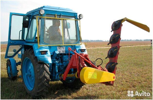 Покос травы трактором