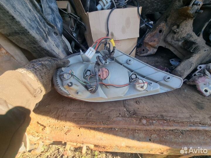 Kia Spectra правый фонарь орига