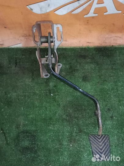 Педаль сцепления Mitsubishi Lancer 1.3