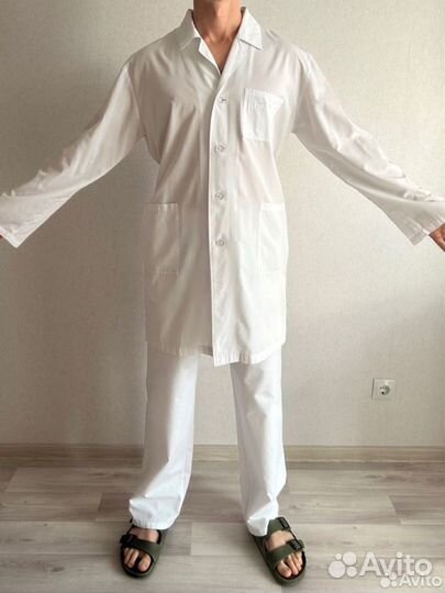 Мецицинский халат и хирургический костюм