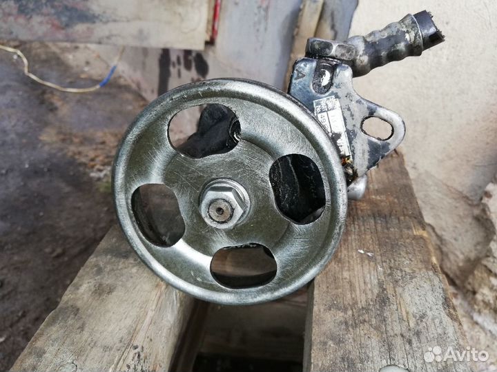 Насос гура на Nissan Sunny B13