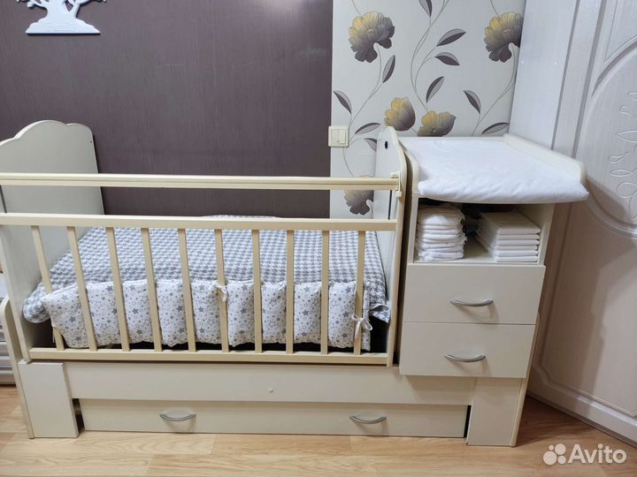 Детская кроватка с маятником и ящиком