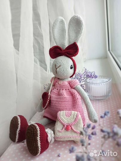 Вязаная игрушка зайка Синди