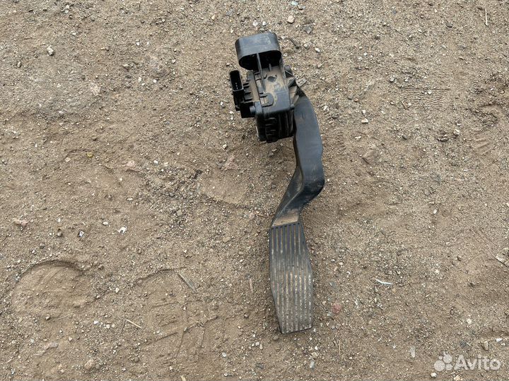 Педаль газа с датчиком Opel Zafira B