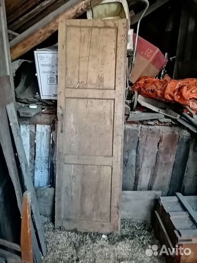 Деревянные старинные двери