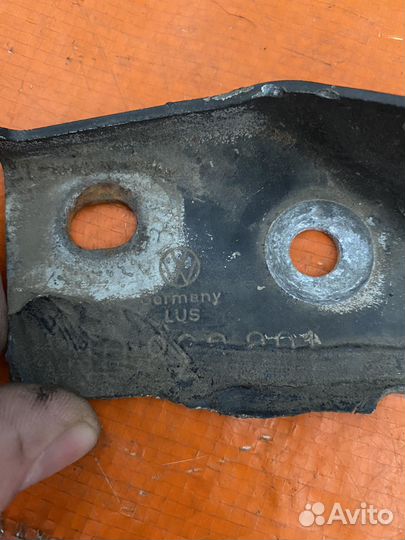 Петля капота левая golf 3