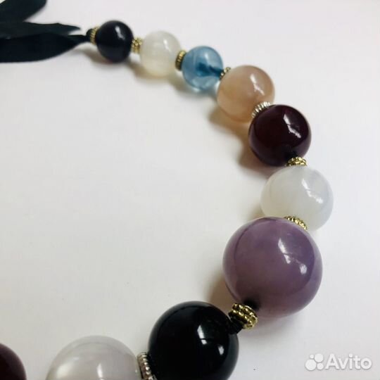 Колье из крупных разноцветных бусин