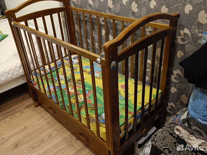 Детская кроватка с маятником и ящиком