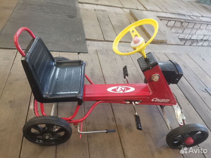 Машина на педалях