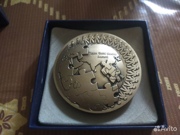 Медаль фирмы huawei c выставки в Париже в 2013 год