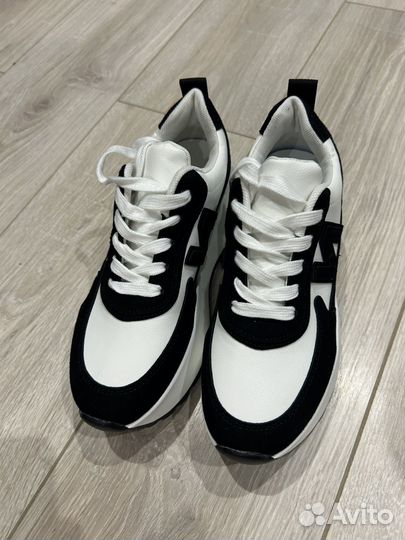 Кроссовки женские