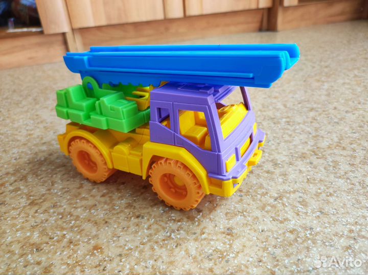 Игрушечная машина