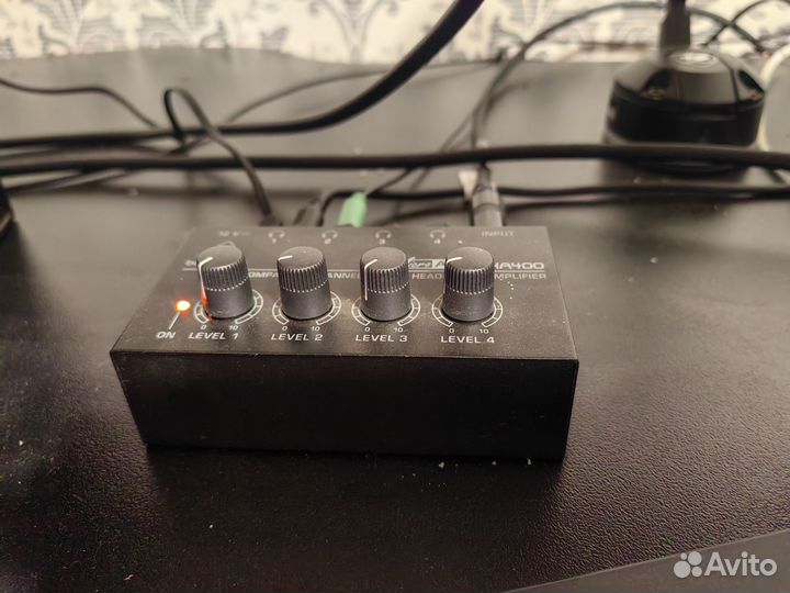 Усилитель для наушников Behringer HA400