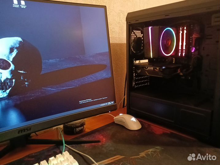 Игровой компьютер с монитором и клавиатурой