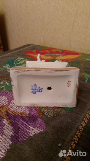 Статуэтка фарфоровая