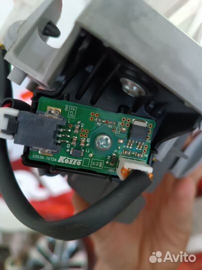 Линзы фары правой LED Land Cruiser 200 15-20г