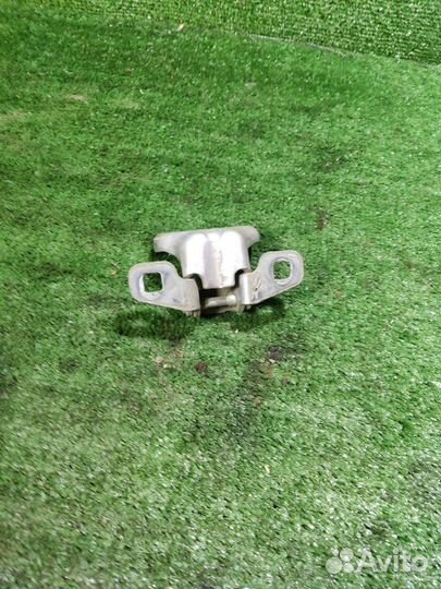Петля двери Renault Logan