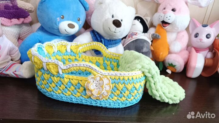 Вязаная люлька для куклы