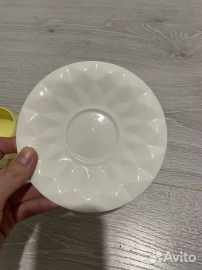 Фарфоровая чашка с блюдцем