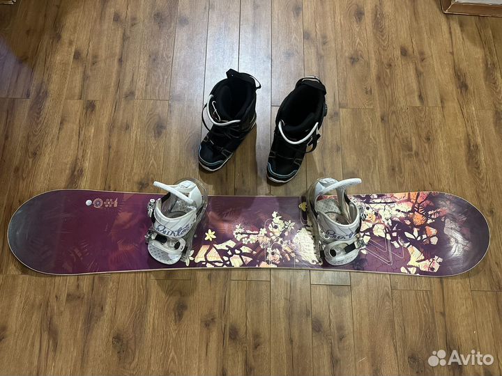 Сноуборд с креплениями и ботинками