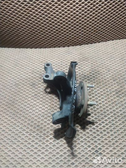 Кулак поворотный со ступицей передний правый