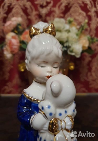 Статуэтка фарфоровая