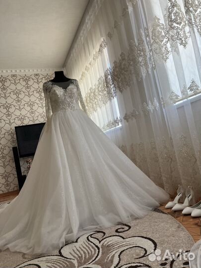 Свадебное платье со шлейфом 46 48 50