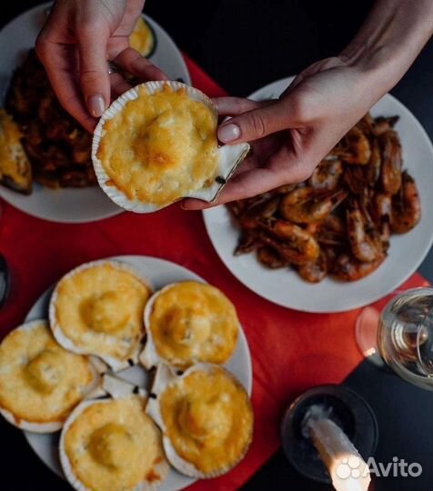 Морской гребешок на полустворке