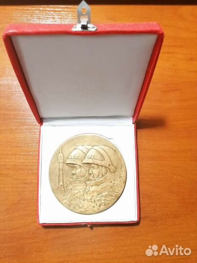 Настольная медаль