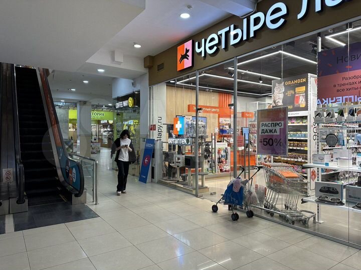 Торговая площадь рядом с супермаркетом Виктория