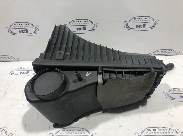 Корпус фильтра правый Volkswagen Touareg Audi Q7