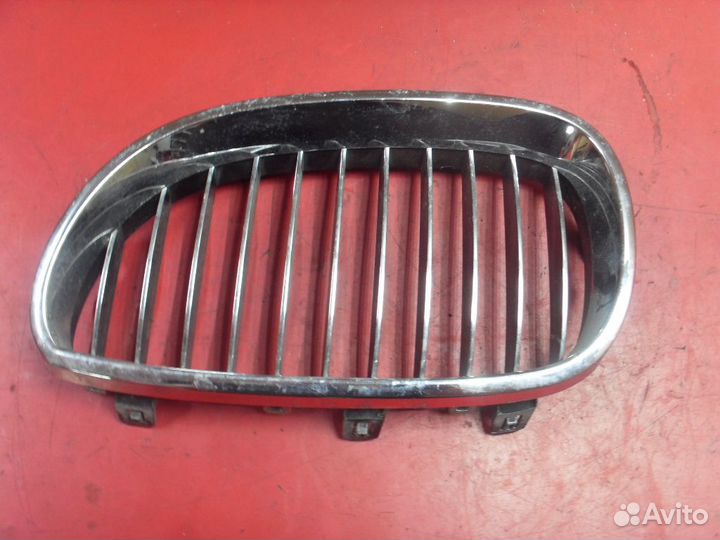 Решетка радиатора левая 51137065701 BMW 5 (E60)