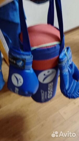 Боксерские груша и перчатки