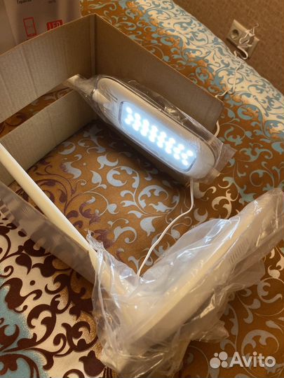 Лампа настольная с беспроводной зарядкой