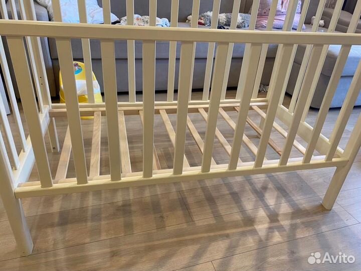 Детская кроватка с маятником