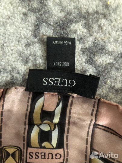 Guess шелковый платок 90х90