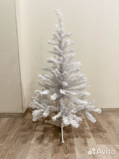 Ель с игрушками и гирляндой белая 120 см бу